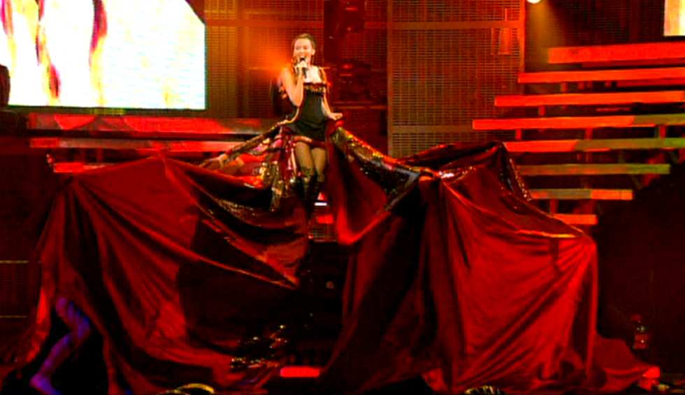 KYLIE MINOGUE 'BURNING UP' FROM LIVE IN MANCHESTER 2002